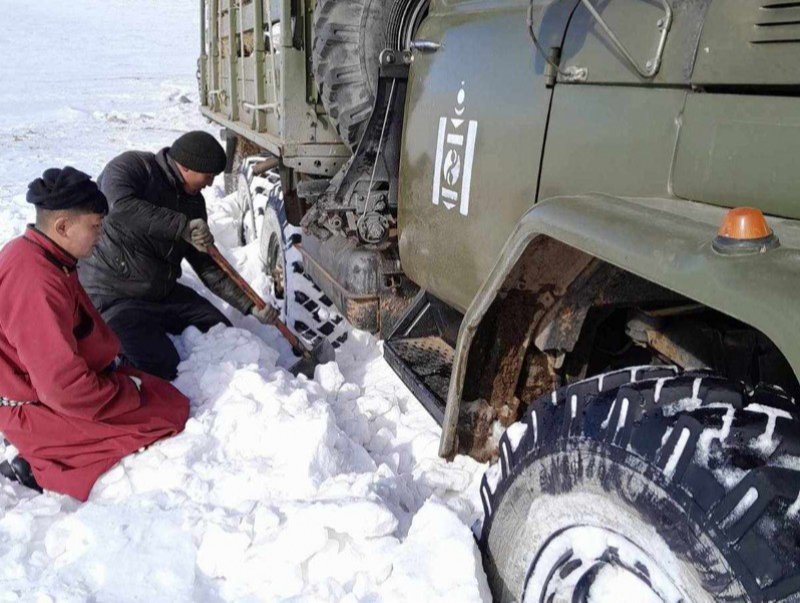 Цасанд боогдож, хөдөлгөөн хязгаарлагдсан хэсэгт 17 км зам гаргажээ